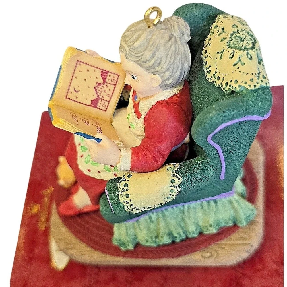 Vintage Hallmark 1997 Mrs. Claus's Story KOC Studio Edition‎ Christmas Ornament